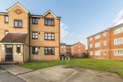 2 bedroom flat to rent, Redford Close, Feltham TW13