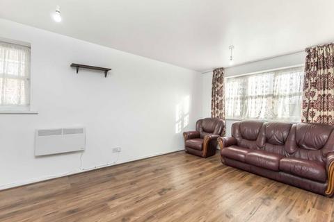 2 bedroom flat to rent, Redford Close, Feltham TW13