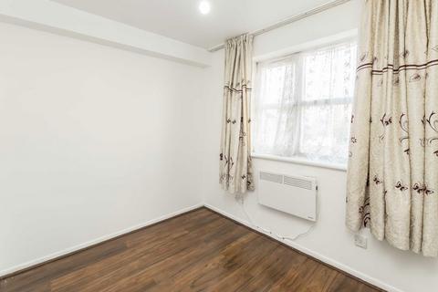 2 bedroom flat to rent, Redford Close, Feltham TW13