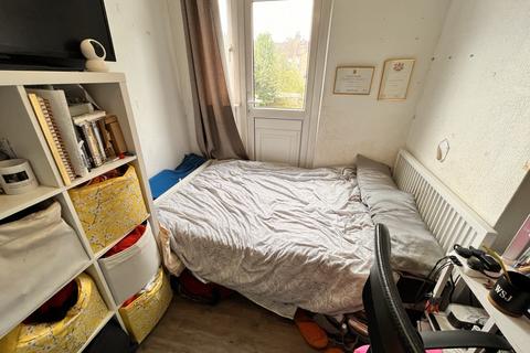 1 bedroom in a house share to rent, Maidstone Road, London N11