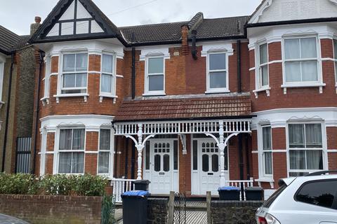 1 bedroom in a house share to rent, Maidstone Road, London N11