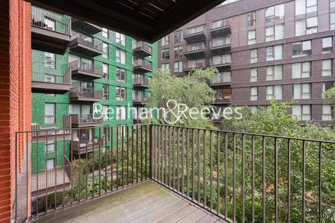 2 bedroom apartment to rent, Viaduct Gardens, London SW11