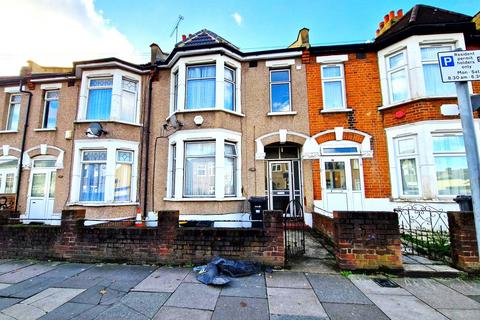 4 bedroom terraced house to rent, Highbury Gardens, Ilford, Essex. IG3 8AA