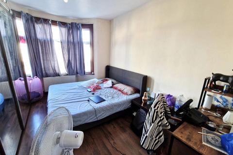 4 bedroom terraced house to rent, Highbury Gardens, Ilford, Essex. IG3 8AA