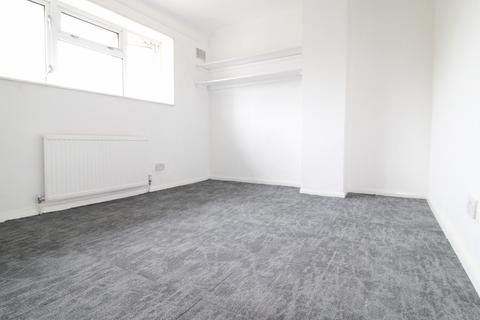 3 bedroom flat to rent, Southville Close, Feltham TW14