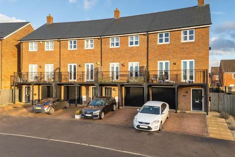 4 bedroom townhouse for sale, Noble Crescent, Aylesbury HP18