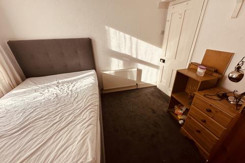 1 bedroom in a house share to rent, Maidstone Road, London N11