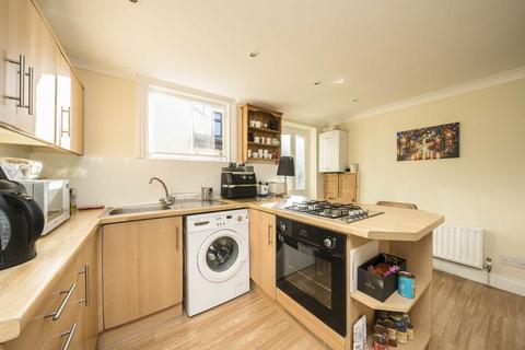 2 bedroom flat to rent, Kingston Road, Teddington TW11