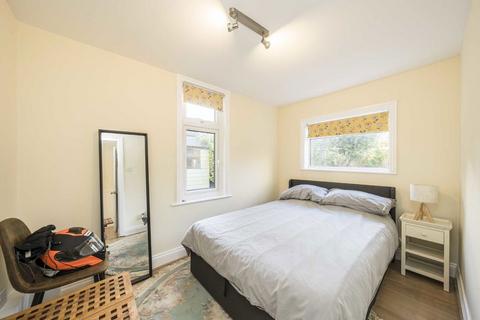 2 bedroom flat to rent, Kingston Road, Teddington TW11