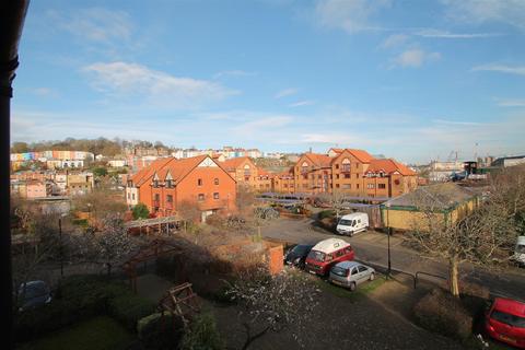 2 bedroom flat to rent, Hope Court, Baltic Wharf, BS1