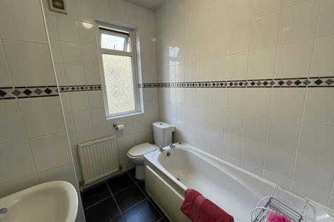 2 bedroom flat to rent, Ena Avenue, Neath