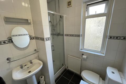 2 bedroom flat to rent, Ena Avenue, Neath