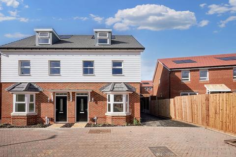 3 bedroom terraced house to rent, Madeleine Road, Sturry, CT2