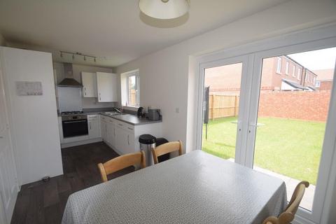 4 bedroom semi-detached house to rent, Centenary Way, Newport