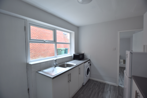 2 bedroom flat to rent, Warwick Street, Heaton NE6