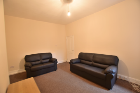 2 bedroom flat to rent, Warwick Street, Heaton NE6