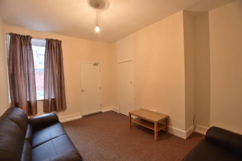 2 bedroom flat to rent, Warwick Street, Heaton NE6