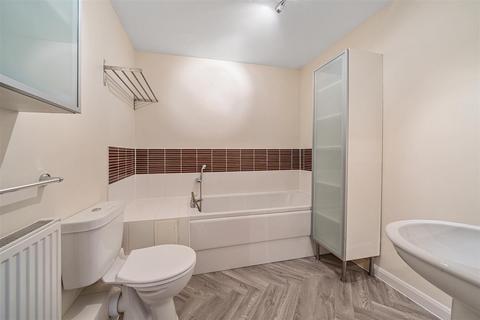 2 bedroom flat for sale, Bournemead, Bushey WD23