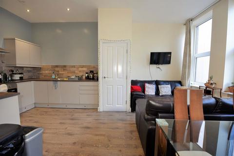 2 bedroom flat to rent, 35 Aire Street, Flat 3