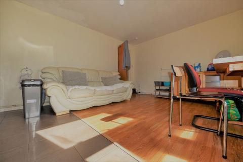 2 bedroom flat to rent, Hillcourt A