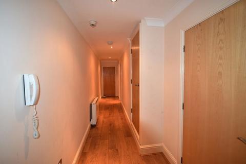 2 bedroom flat to rent, Gardenhurst