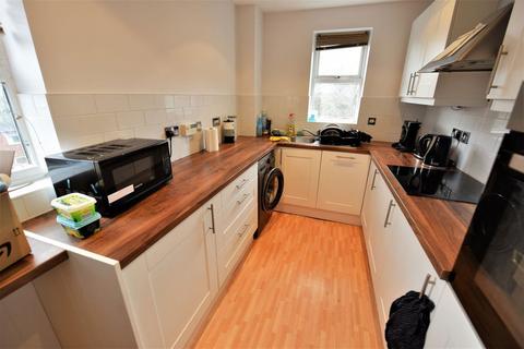 2 bedroom flat to rent, Gardenhurst