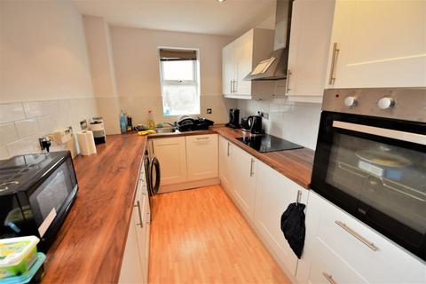 2 bedroom flat to rent, Gardenhurst