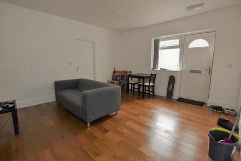 2 bedroom flat to rent, 33a Kelso Street