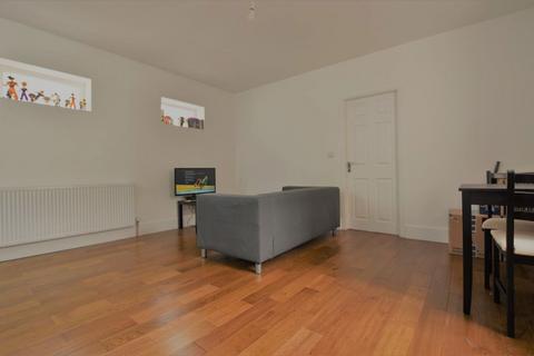 2 bedroom flat to rent, 33a Kelso Street