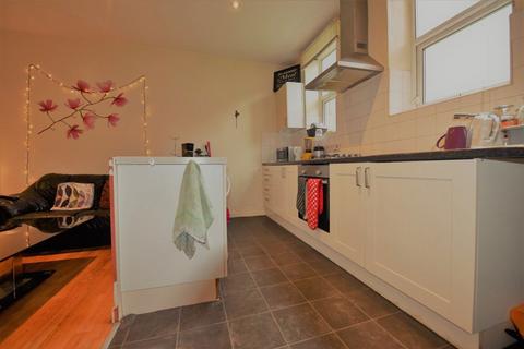 3 bedroom flat to rent, Cardigan Road