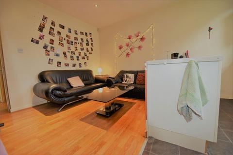 3 bedroom flat to rent, Cardigan Road