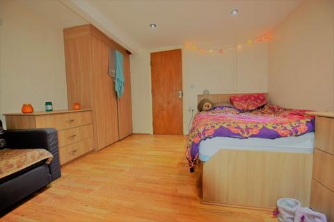 3 bedroom flat to rent, Cardigan Road