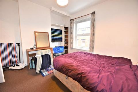 3 bedroom house to rent, Chiswick Terrace