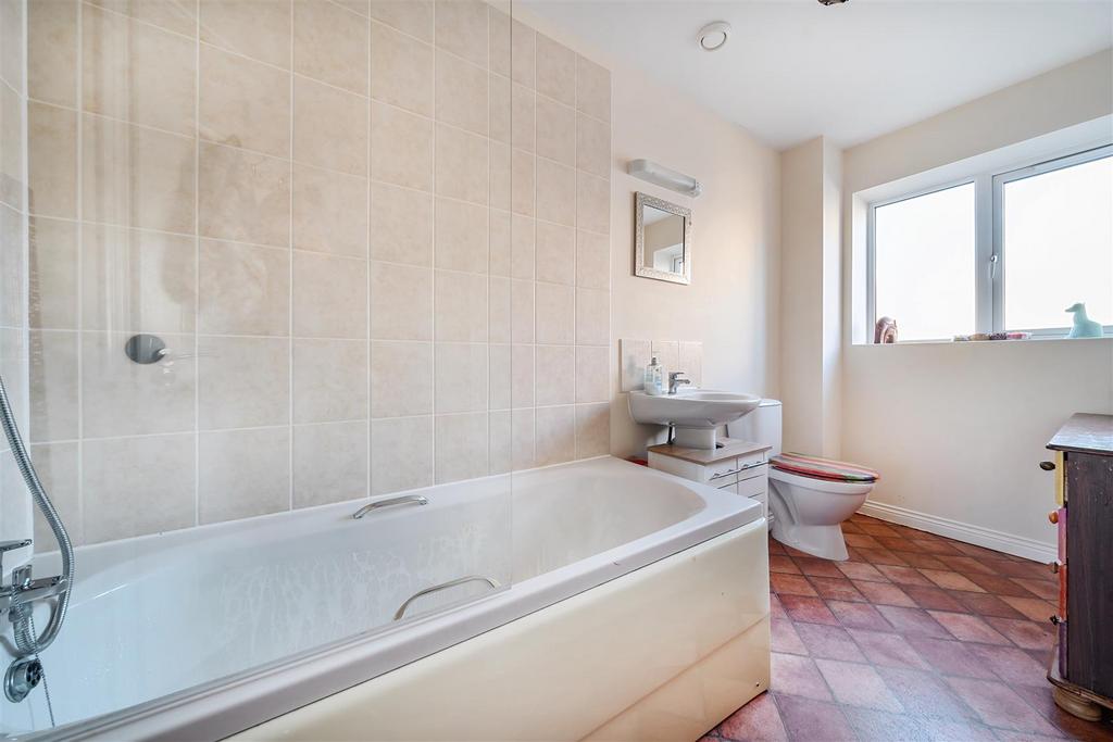 Bathroom h.jpg