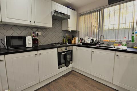 3 bedroom house to rent, 29 Hyde Park Close