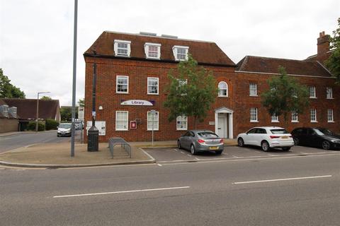 2 bedroom flat to rent, High Street, Baldock