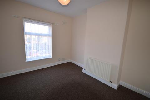 2 bedroom terraced house to rent, King Street, Castleford