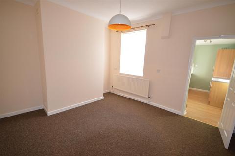 2 bedroom terraced house to rent, King Street, Castleford