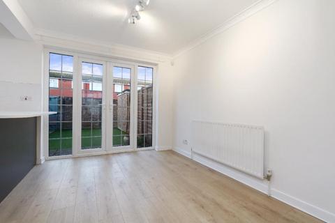 3 bedroom terraced house to rent, Britannia Road, Surbiton KT5