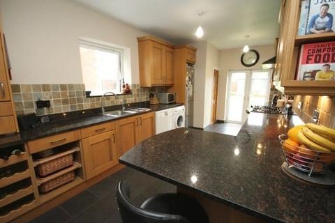 4 bedroom detached house to rent, Toddington Road, Luton, LU4