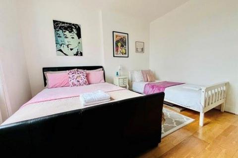 17b Clifford Gardens, London, NW10 5JE
