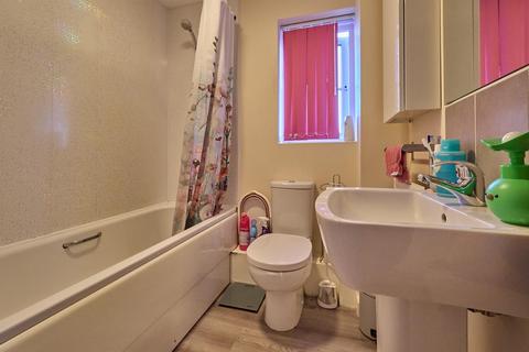 2 bedroom ground floor flat to rent, Amber Way, Burbage