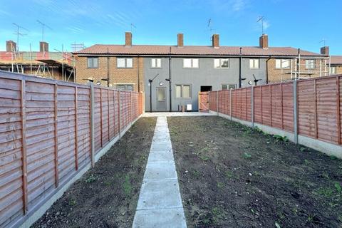 3 bedroom terraced house to rent, 11 Spencer Close, Woking GU21