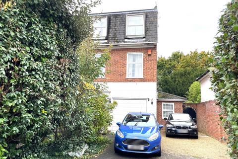 6 bedroom terraced house to rent, Victoria Street, Englefield Green, Egham, Surrey, TW20