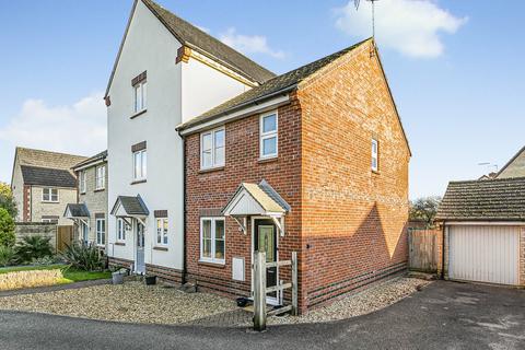 2 bedroom terraced house for sale, Dunnock Close, Bicester, OX26