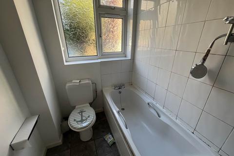 3 bedroom flat to rent, Egremont Court,, Salford