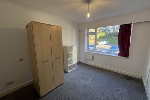 3 bedroom flat to rent, Egremont Court,, Salford