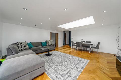 10 Nevin Drive, London, E4 7LH