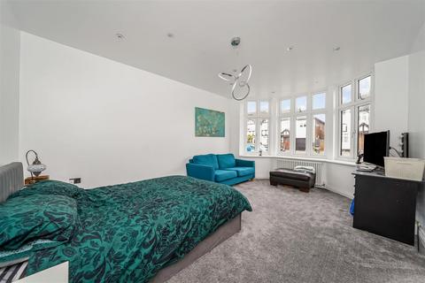 10 Nevin Drive, London, E4 7LH