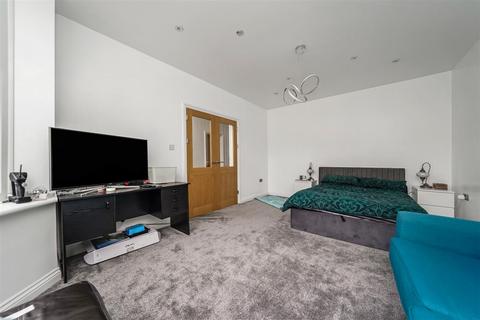 10 Nevin Drive, London, E4 7LH